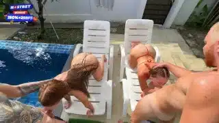 ОРГИЯ! Две Шлюховатые Студентки Заплатили Чистильщикам Бассейнов За :ёсткий Секс