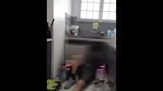 Miiana – DEFI Je chauffe le PLOMBIER  et il me BAISE  dans la cuisine . ENORME