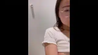 优衣库试衣间 依鸣 中国留学生就是会玩儿！揉奶粉穴自慰 娇娇嗲嗲上海小姐姐海外拍A片 蜜桃臀