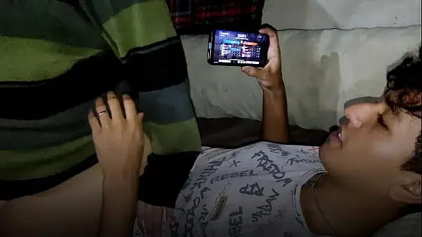 Mi hermanastra no me deja jugar tranquilo free fire y me chupa la verga luego pierdo la partida hasta que me caliento y le meto la verga en la boca