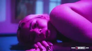 Mientras Latina Venezolana de grandes tetas se cambia en su cuarto es espiada por falso fotógrafo