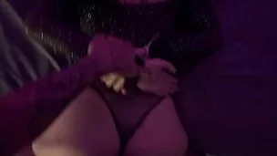 Esposa peituda é algemada leva tapa e toma banho de porra