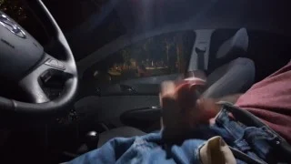 Masturbaçao arriscada para ruiva que estava no ponto de onibus.