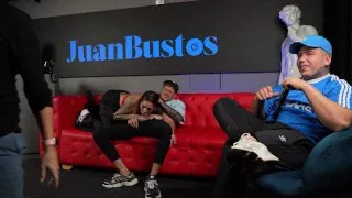 Sara Blonde se atraganta con una verga GORDA enfrente de su CORNUDO en Juan Bustos Show