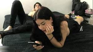 Cute hermanastra chupando y jugando con la polla del hermanastro