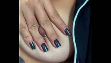 Brasileira real exibindo a textura dos seios em foco total – Zoom íntimo (4K)