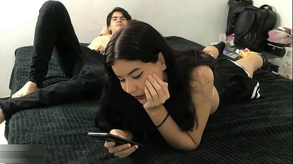 Cute hermanastra chupando y jugando con la polla del hermanastro