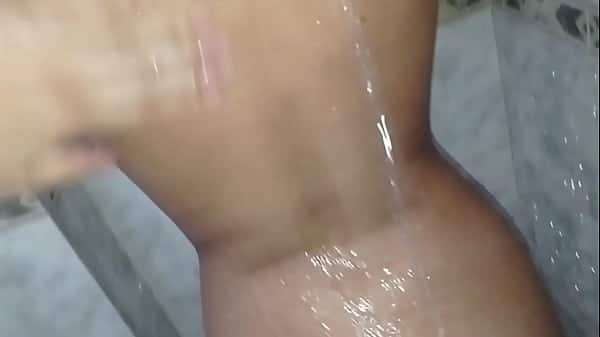 HERMANASTRA COLEGIALA MORENA DE CULO GRANDE ENTRA AL BAÑO DE SU CASA Y SU HERMANASTRO LA ACOMPAÑA PARA AYUDARLA CON SUS DESEOS SEXUALES- FAMILIA JODIDA-