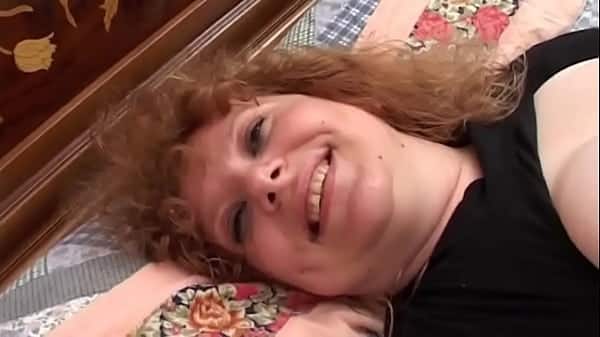 Puttana insaziabile si libera scopando la sua figa con un dildo