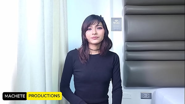Angie sumisa de 19 años inicia en el mundo del porno