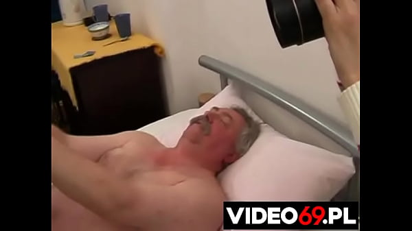 Darmowe filmy erotyczne – Gruby miś posuwa koleżankę córki – występuje Karolina [ Podrywacze ]