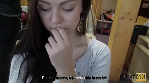 HUNT4K. Brunette suce et donne la chatte pour le forage pour de l’argent