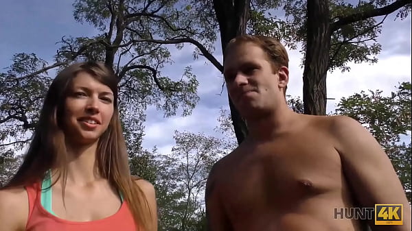 HUNT4K. Cuck for cash permite a un rico extraño follar por el culo a su novia en el parque