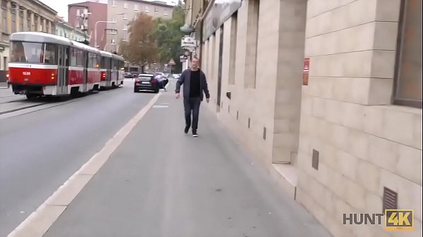 HUNT4K. Il sesso appassionato per soldi finisce con un carico enorme di sperma