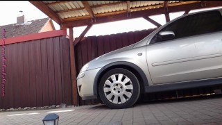 Nylonjunge ist Draußen in Strumpfhose ** Auto Fun **
