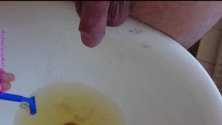 Schamhaare stutzen mit Pisse